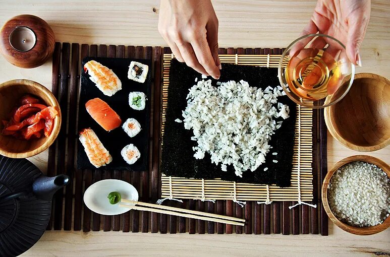 Sushi cook. Готовка суши. суши cook sushi. варёные суши. девушка готовит роллы.
