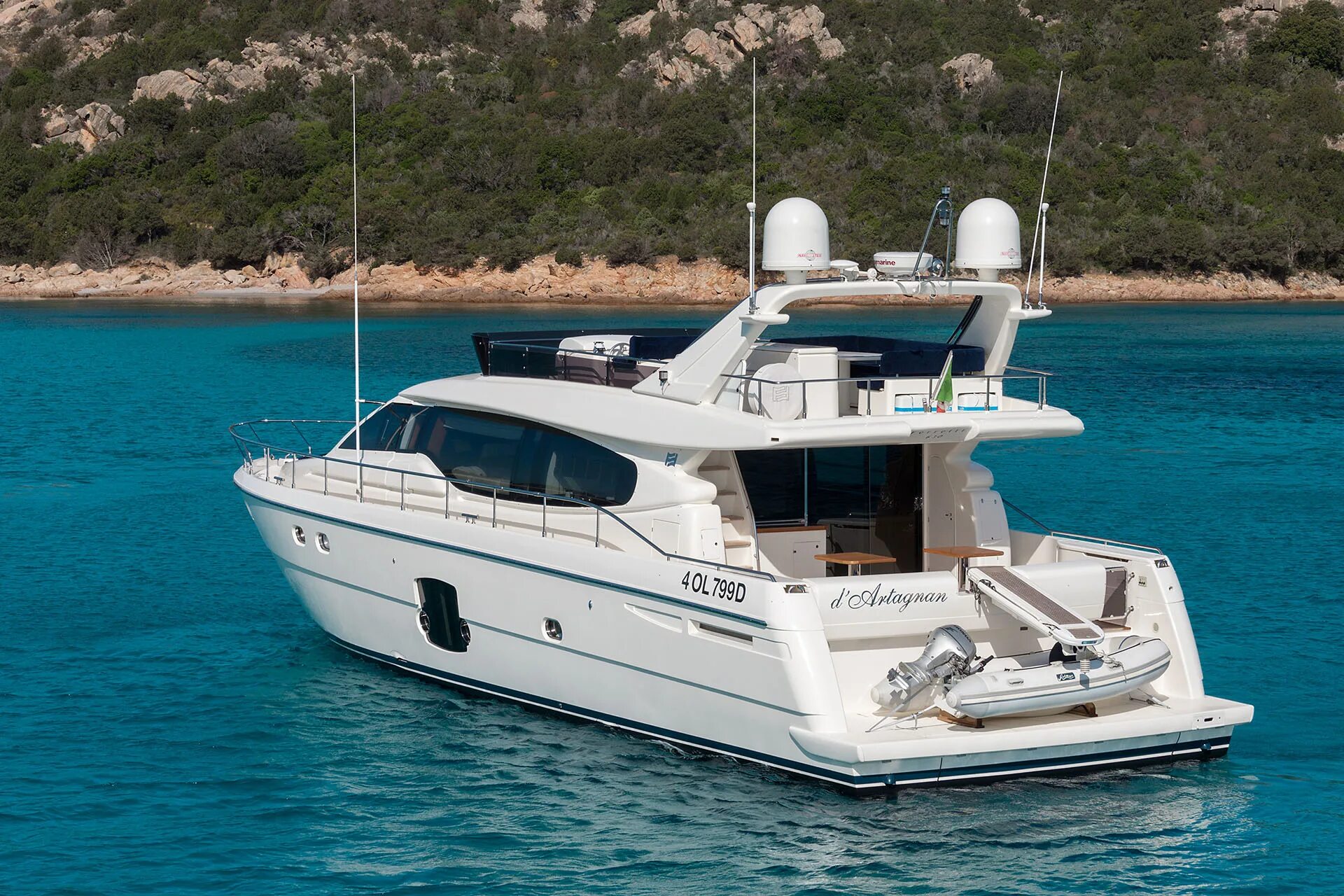 Прогулочная яхта. Ferretti 630. сардиния яхтинг. ferretti 510. яхта сардиния.