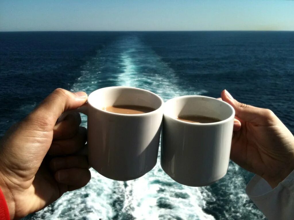 Два утра. Чашка кофе на море. Утро на море с кофе. Чашка кофе на берегу океана. Две чашки кофе.