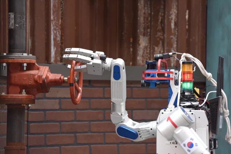 Системы управления роботами и робототехническими системами. Роботы darpa. автономные роботы. робот для сверления отверстий. автономные системы робототехники.