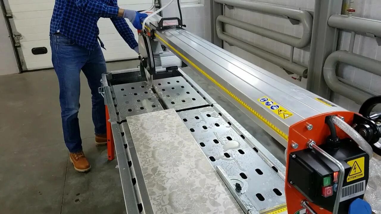 Электрический плиткорез для 45 градусов worx. Приспособление для болгарки для резки плитки под 45 градусов. Приспособление для болгарки под 45 градусов. Резка керамогранита 45 градусов. Станок для резки плитки под 45 градусов.