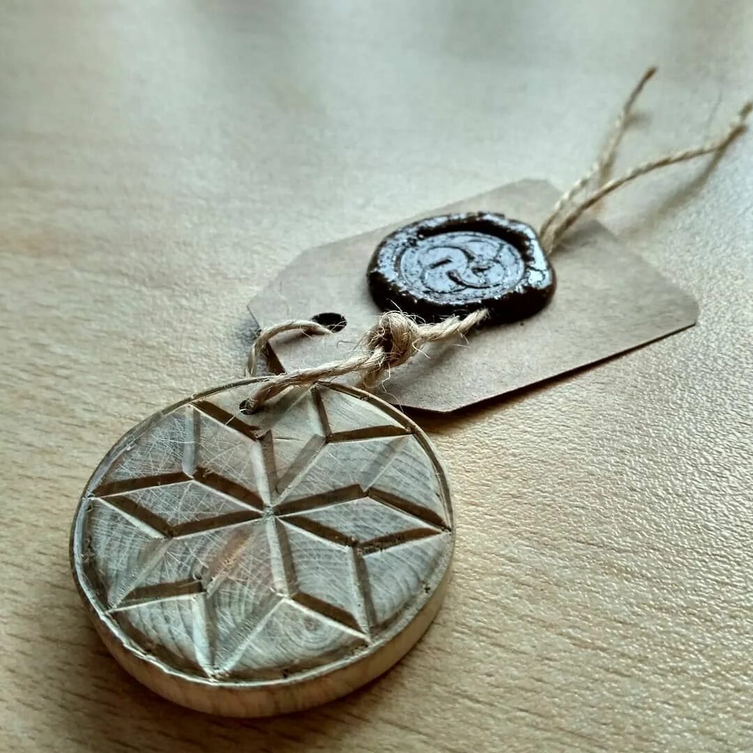 Часы алатырь. Алатырь символ. Кулон алатырь из монеты. Часы из мозаики. Часы алатырь.