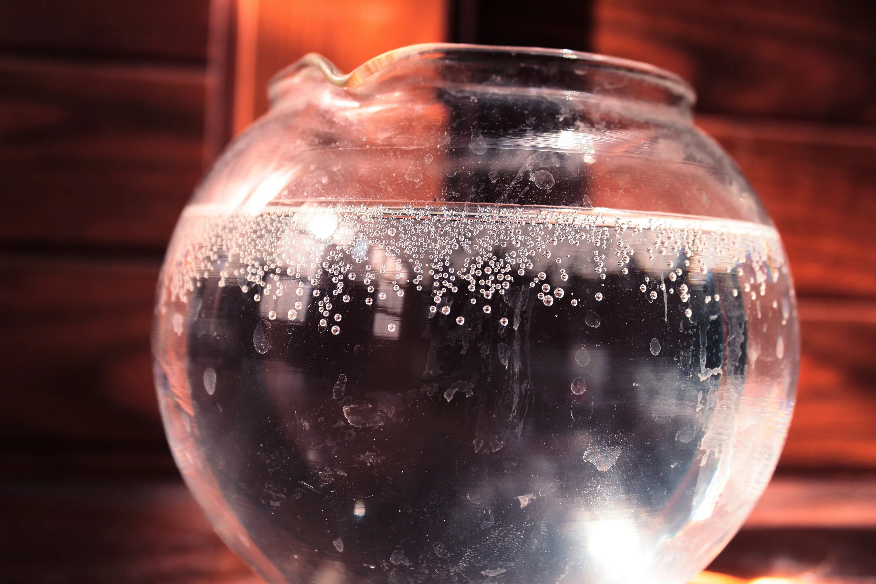 Вода с пузырьками в стакане. Стекло с пузырьками. Пузырьки в стакане. Вода в стекле.