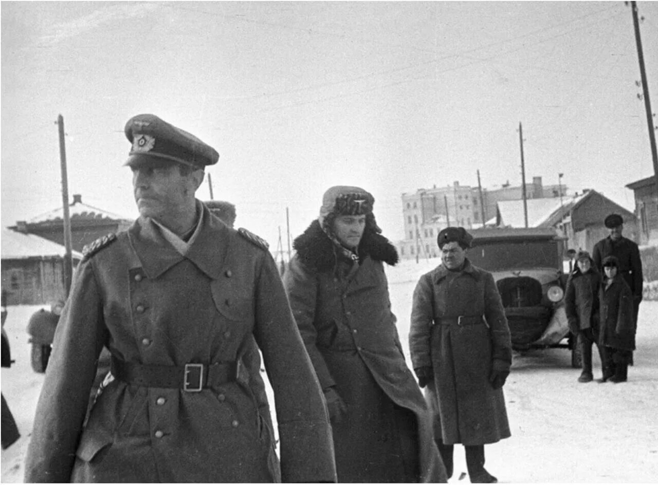 Немецкий солдат сталинград 1942. Фридрих паулюс сталинград. Генерал паулюс в сталинграде. 6 й армией. 1943 год под сталинградом фельдмаршал паулюс.
