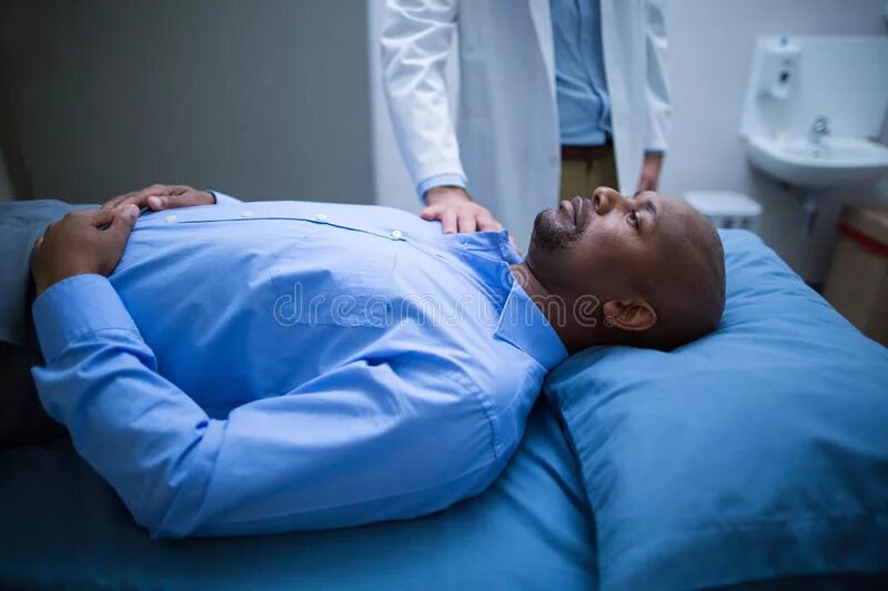Сон врач сказал. Доктор успокаивает пациента. Врач утешает больного. Фото успокоить пациента. Пациент опирается на кровать.