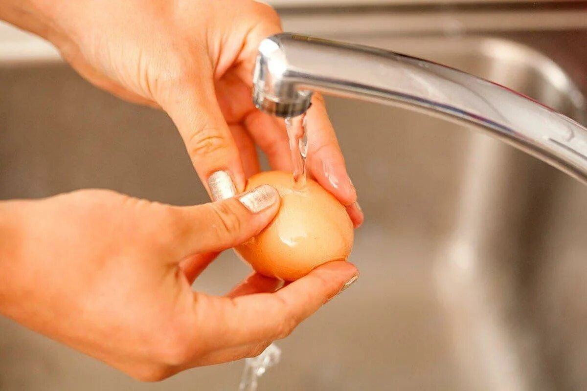 Промойте под проточной водой. Мытье яиц. Помыть яйца. Промывание яиц. Мойка яиц.