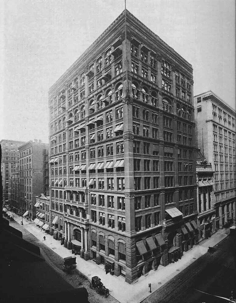 Первый небоскреб в Чикаго 1885. Иншуренс Билдинг Чикаго. Home insurance building Уильям Ле Барон Дженни. Здание страховой компании в Чикаго 1885.
