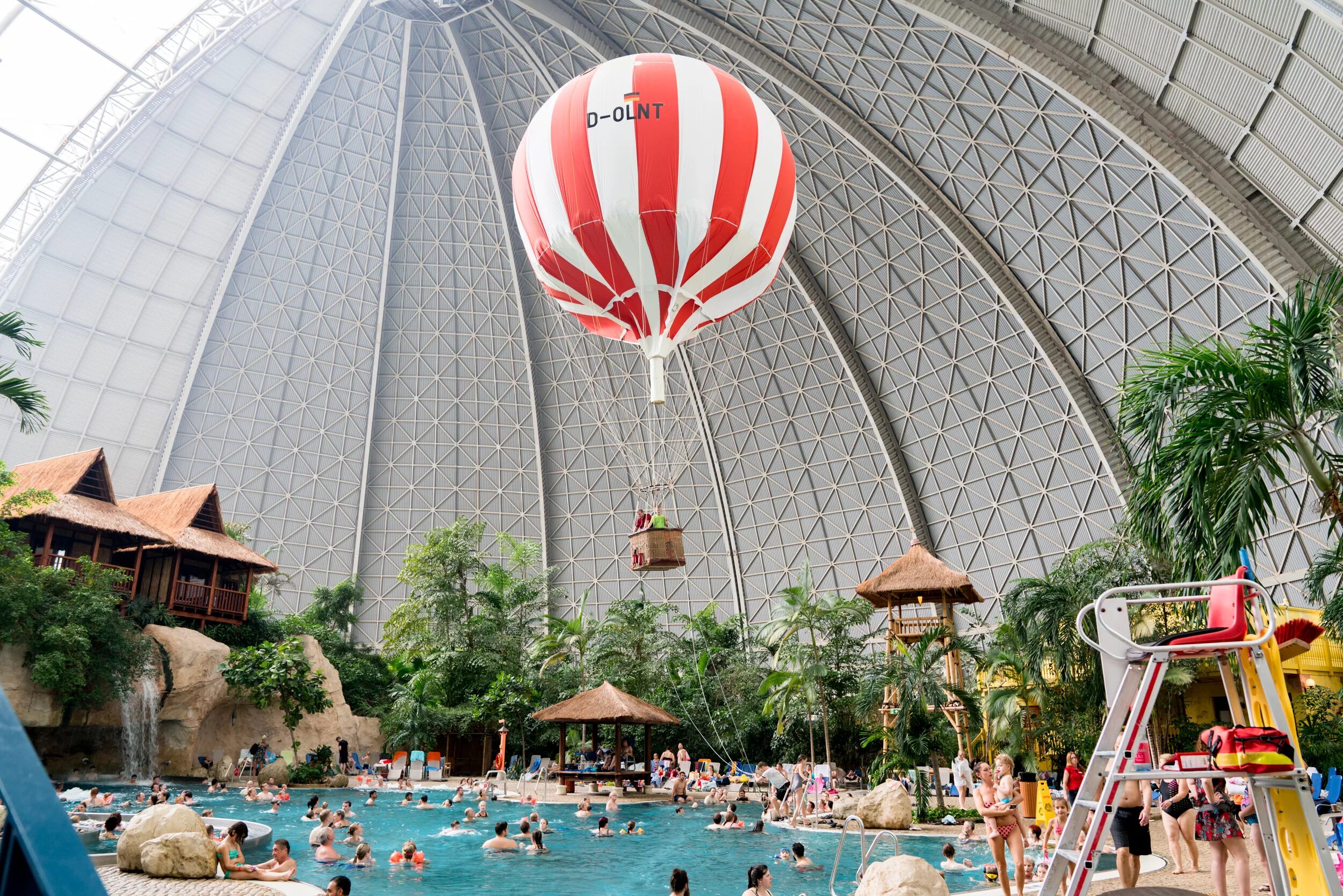 Аквапарк с атмосферой тропических стран в москве. Tropical Islands аквапарк. Аквапарк в Германии Tropical Islands. Аквапарк Германия Тропикал Айленд. Аквапарк Берлин тропические острова.