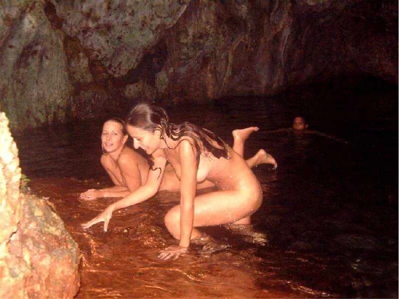 Голая девушка в пещере