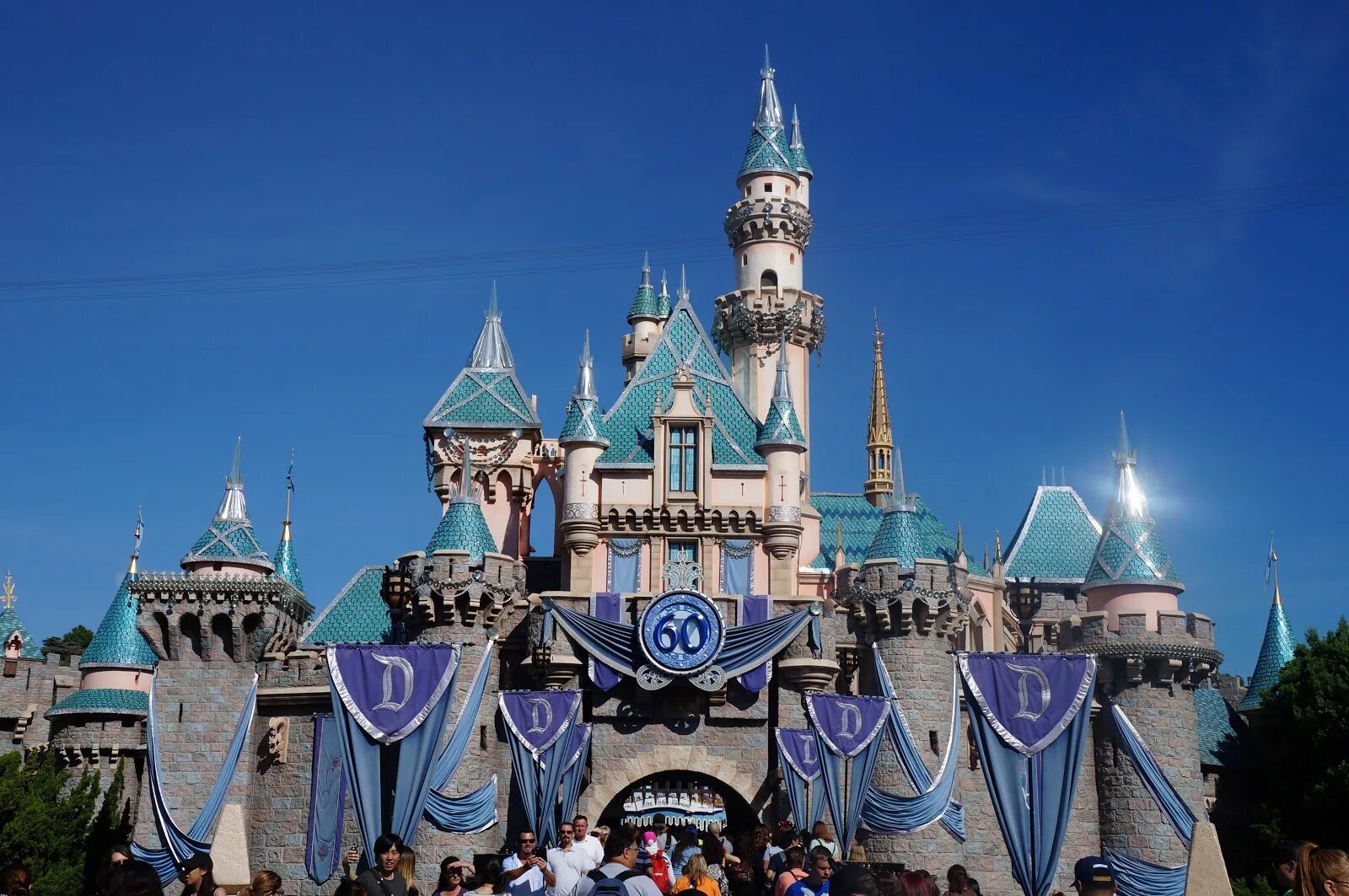 парк развлечений диснейленд в анахайме. самый лучший диснейленд в мире. диснейленд в сша. дворец золушки уолт дисней. диснейленд париж уолт дисней памятник.