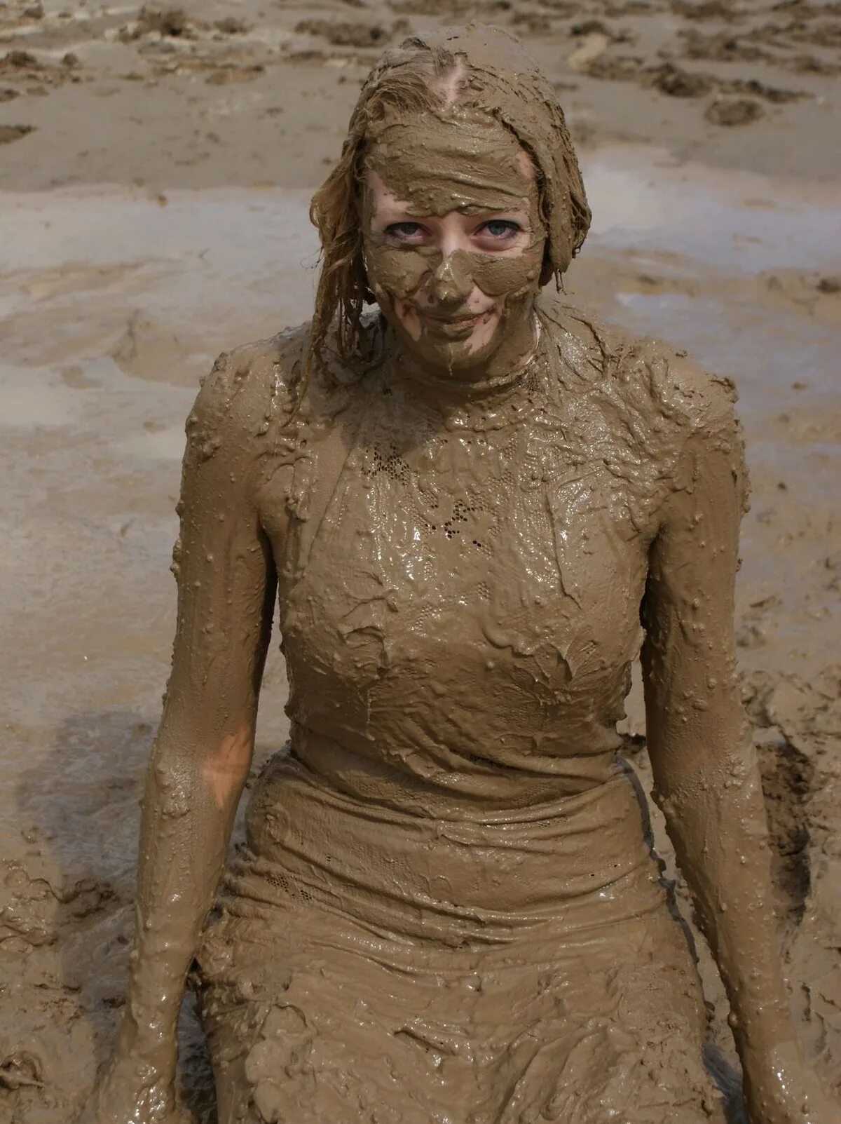 Мокрая платье в грязи. Грязные фото жен. Грязные фото жен. Getting dirty. Фестиваль грязи в южной корее.