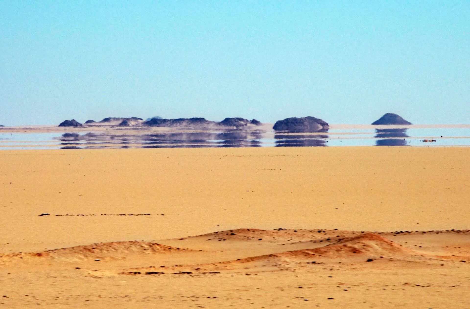 Оптическое явление в пустыне. Мираж природное явление. мираж в пустыне явление. озерный мираж. мираж атмосферное явление.