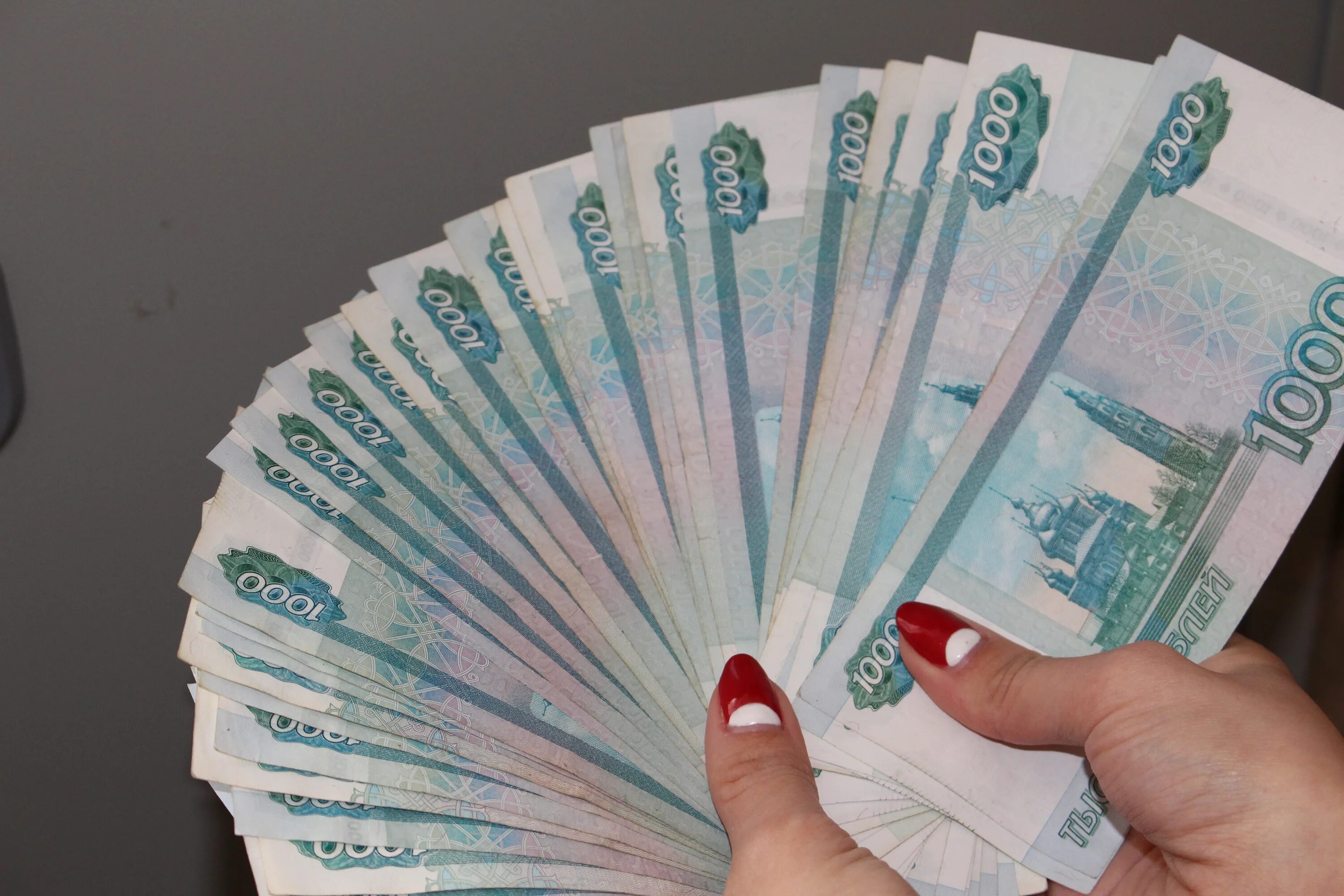 Фото тысячи. Тысячные купюры в руках. Деньги в руках 1000. 30 Тыс рублей в руках.