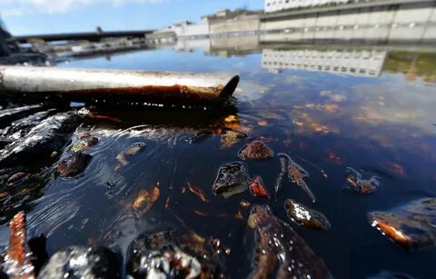 Утечка нефти в воде