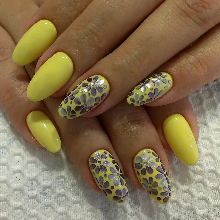 Мимоза на ногтях фото. Маникюр с желтыми цветами. Желтый маникюр с цветочками. Весенний маникюр желтый. Желтые гелевые ногти.