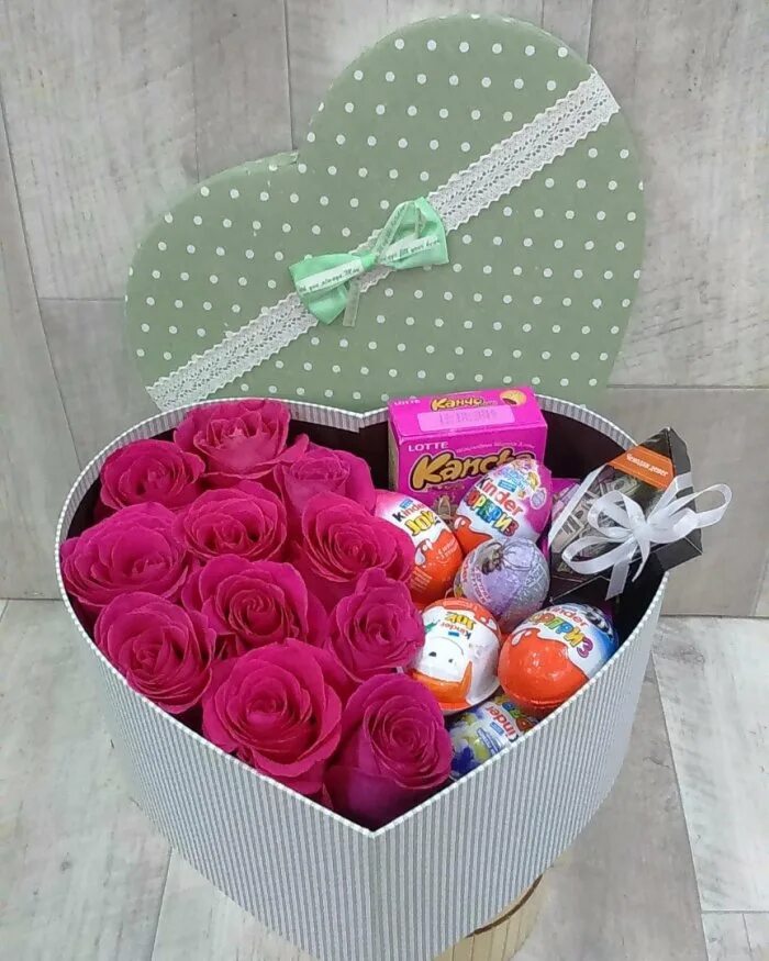Подарки по цветам. Подарок в коробке. Коробочка для подарка. Подарочные коробки с цветами и конфетами. Подарочная коробка для девушки.