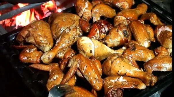 Коптим окорочка в коптильне горячего. Курица горячего копчения. крылышки горячего копчения. копчёная курица в домашних. копченая курица горячего копчения.