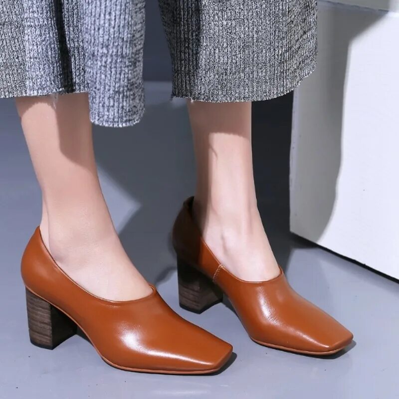 Как называются туфли на низком каблуке. Туфли с квадратным носиком. Туфли с квадратным носом женские. Обувь с квадратным носом. Ботинки с квадратным носом женские.