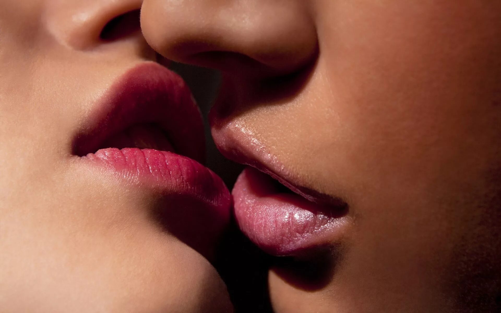 Лесбиянки поцелую нежно. Поцелуй в губы. Сладкие губки. Красивые губы. Страстные губы.