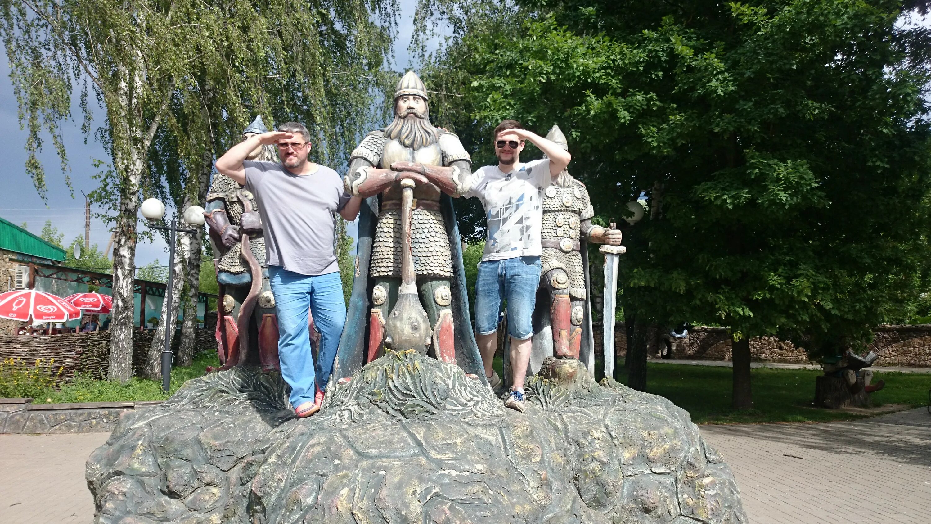 Три богатыря калуга. Вихляндия владимир вихлянцев. козельск стена. калуга парк вихляндии фото достопримечательности. брянск страна приключений.