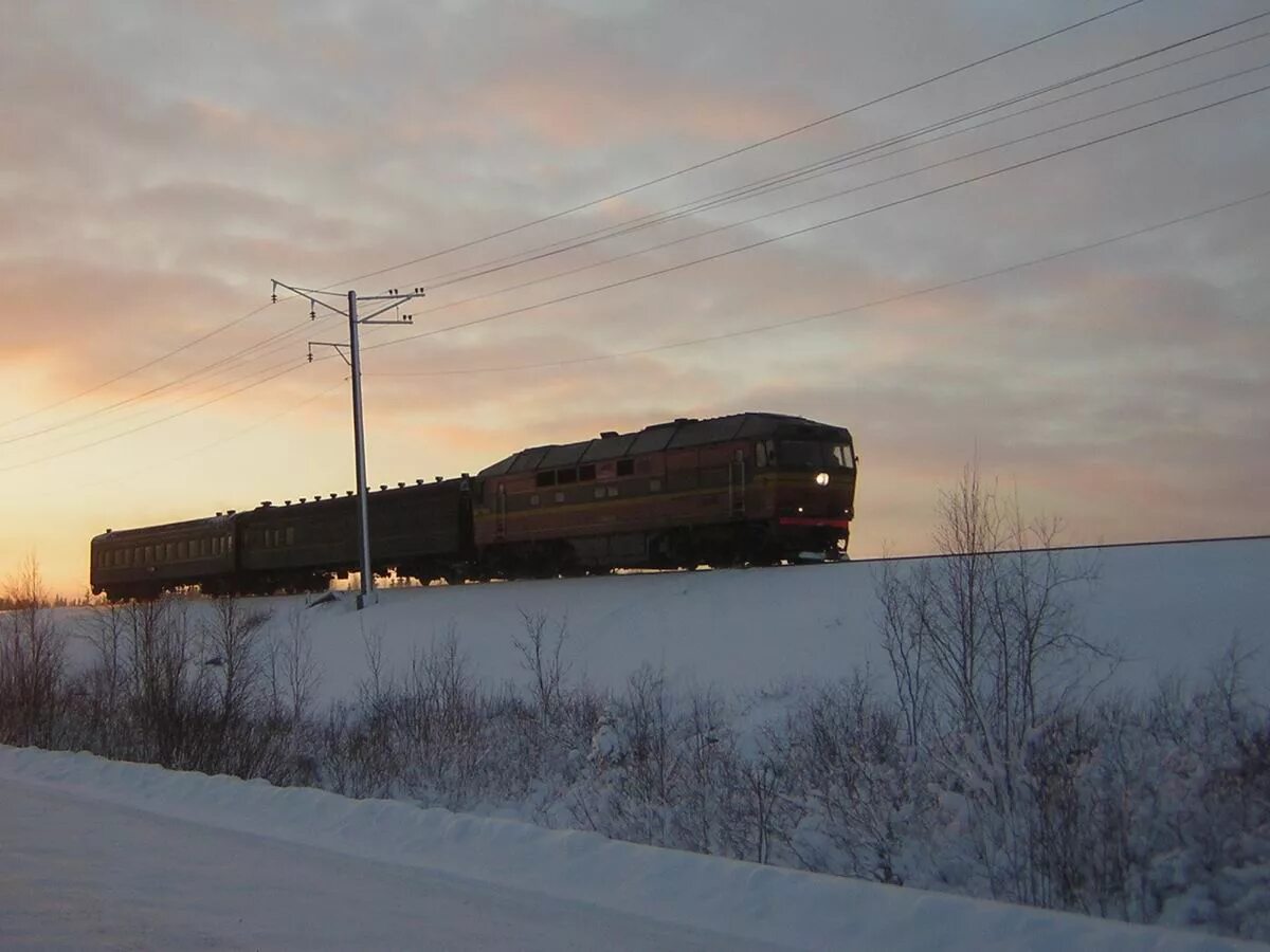 поезд 375 воркута москва. жд вокзал инта. 2тэ10в - 4639. воркута жд вокзал. 2тэ10у печора.