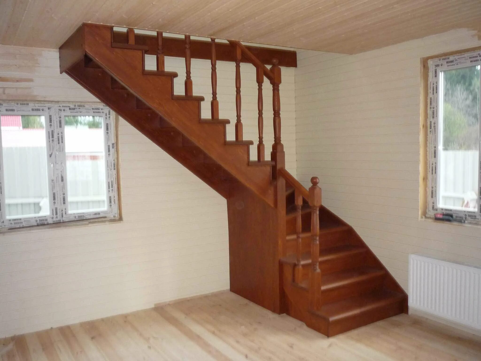Второй этаж цена и. Лестница деревянная к-022м. Мансардная лестница двухмаршевая. Лестница в доме. Лестница в частном доме.