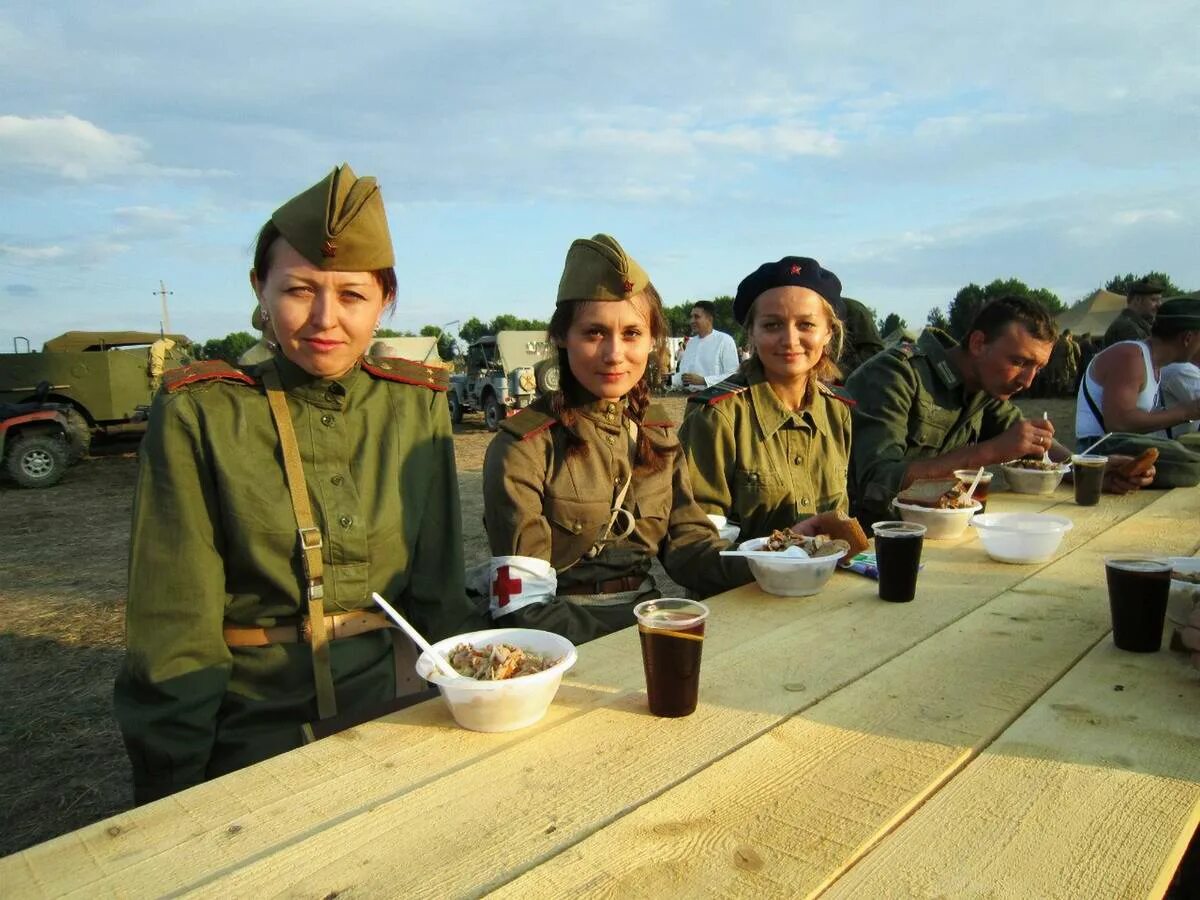 Вел простой аскетичный образ жизни военного. Военные реконструкторы. Военная жизнь. Фото военной жизни. Смешные реконструкторы.