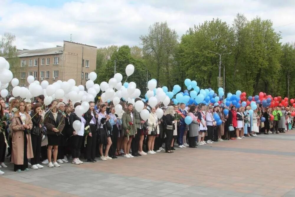 Гимназия 13 Новомосковск. Школа 23 Новомосковск. Школа 25 Новомосковск. Последний звонок в Новомосковске Тульской области. Школа 18 новомосковск