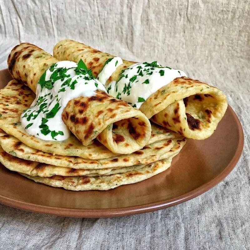 Тонкие картофельные блины. Сырно-картофельные блинчики. Оладьи из пюре. Картофельные блины из сырого. Картофельные блины из сырого.