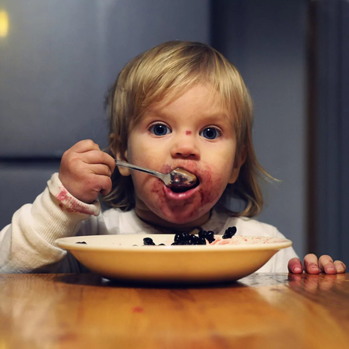 Вкусно прикольные картинки. Еда для детей. Смешные дети. Ребенок завтракает. Смешные дети кушают.