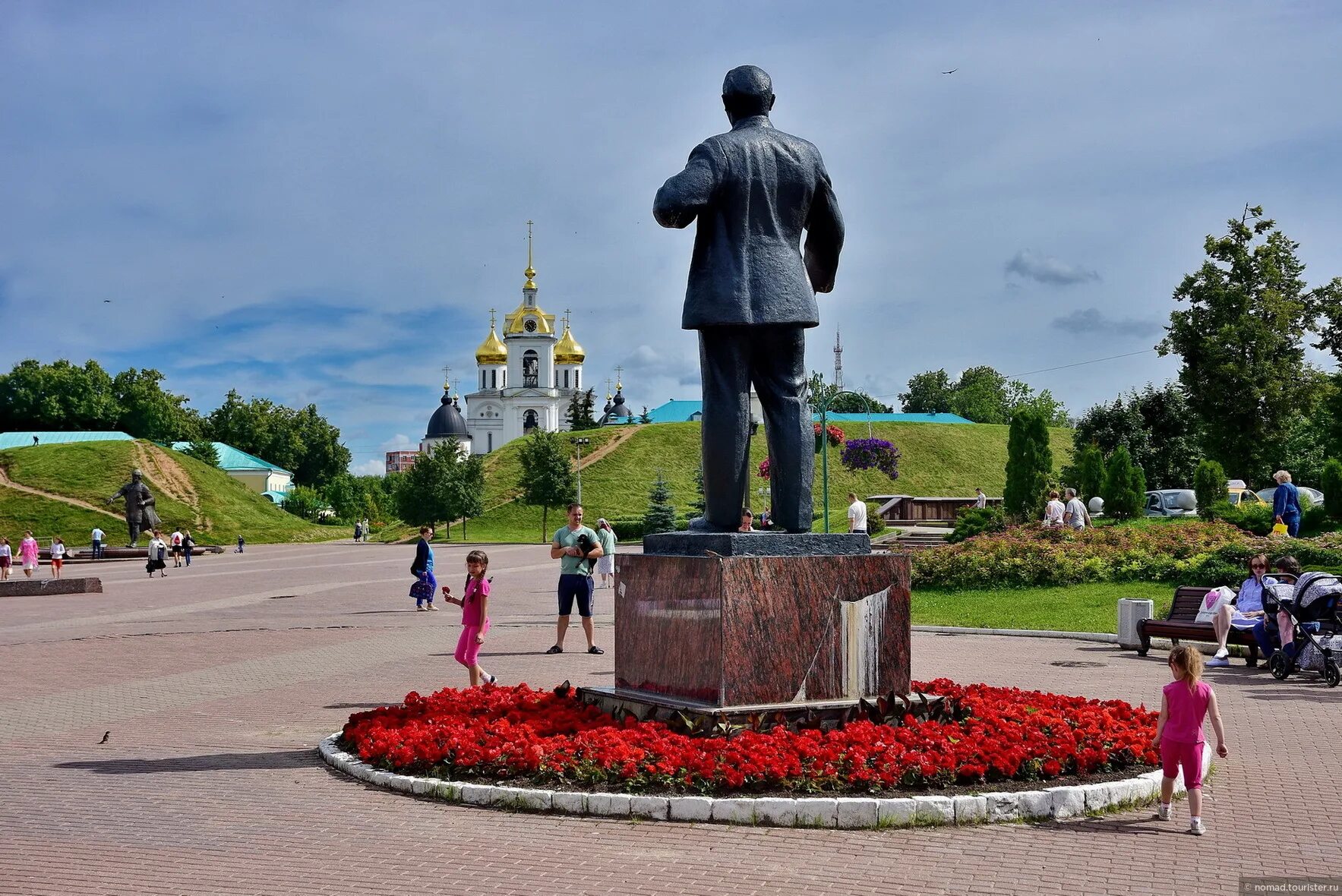 Кто основал дмитров. Статуя Ленина в Дмитрове. Памятник Ленину в Дмитрове. Ленин на площади Дмитров. Советская площадь Дмитров.