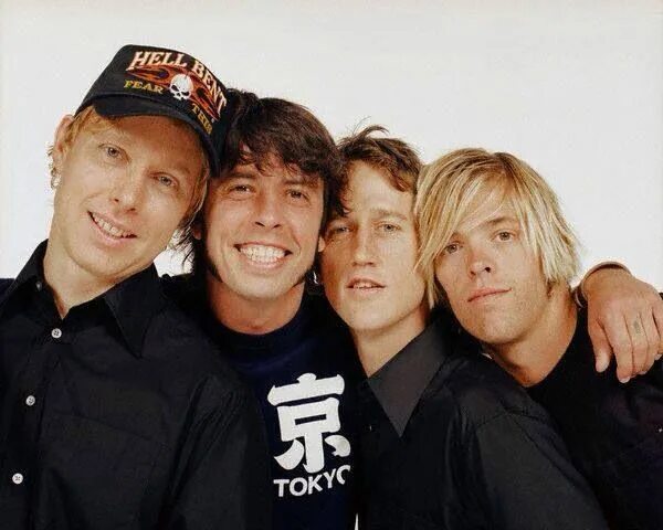 Fu группа. Фу файтерс группа. вокалист фу файтерс. foo fighters в молодости. фу файтерс группа фото.