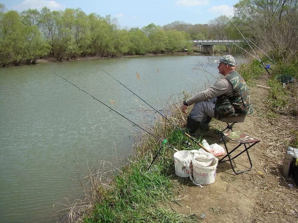 Где порыбачить на реке. Куйбышевские пруды Варениковская рыбалка. Рыбалка на озере. Рыбалка на пруду. Рыболовный пруд.
