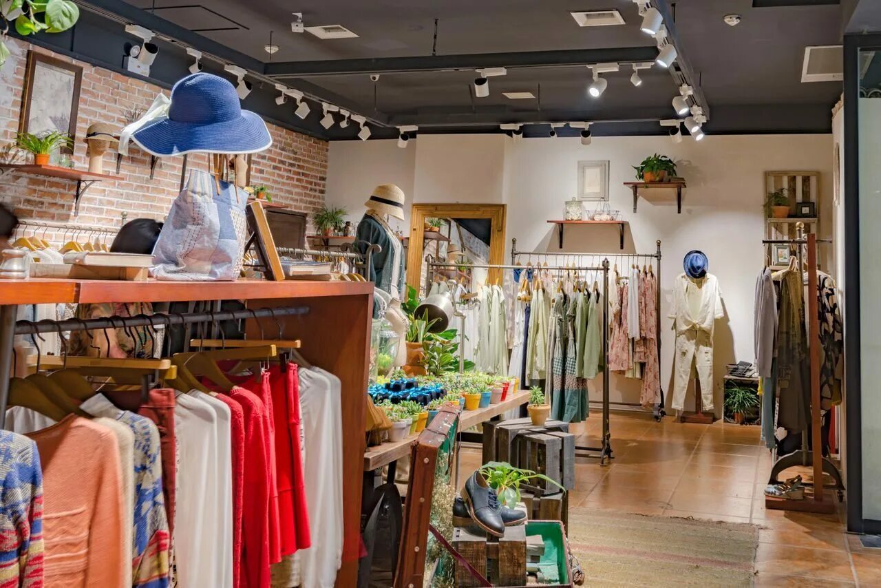 обложка для интернет магазина. маркетинг одежды. покупки в интернете. дизайнер одежды профессия. девушка с покупками.