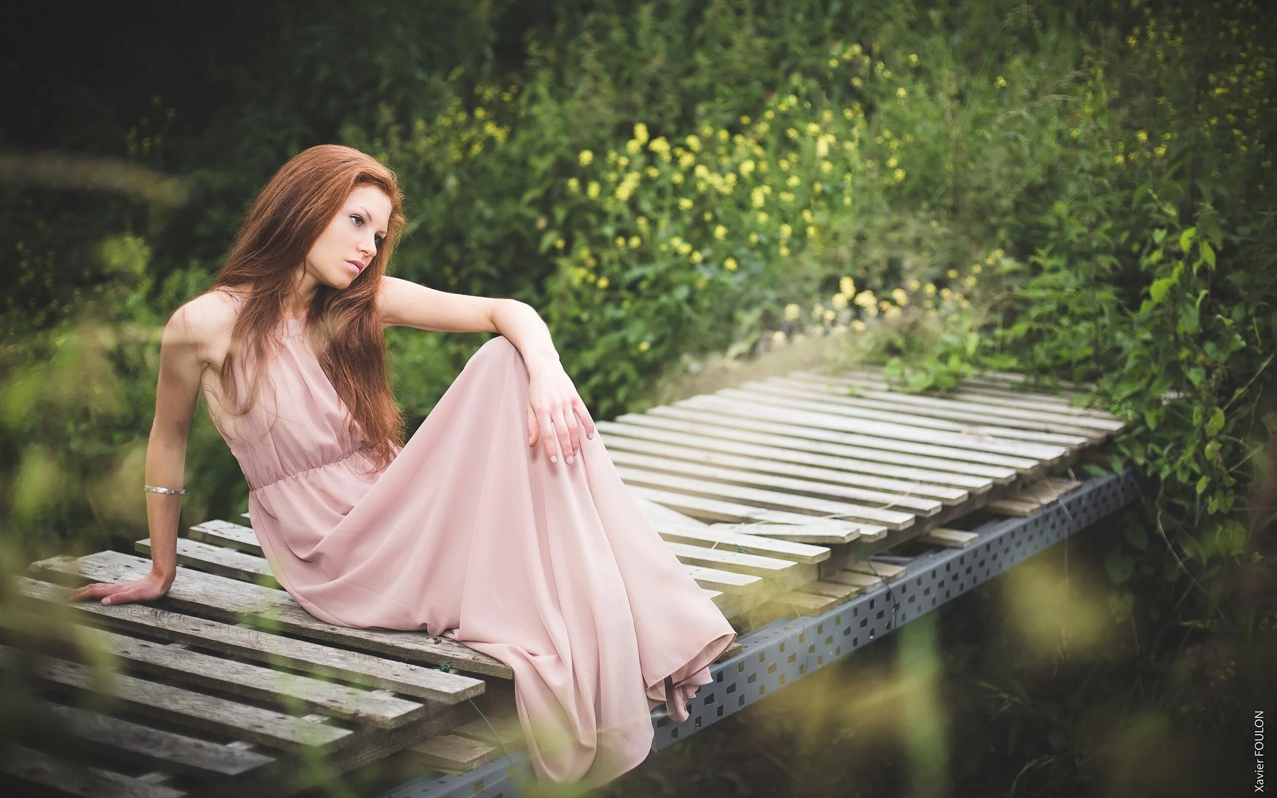 Сидящая девочка в платье. Девушка в бальном платье сидит. Девочка сидит на траве. Девушка в платье сидит. Босая в длинном платье.