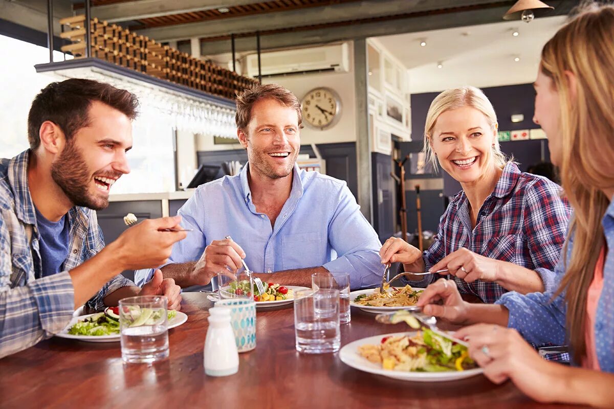 Люди обедают в кафе. Люди едят в кафе. Люди обедают в ресторане. Обед за столом.