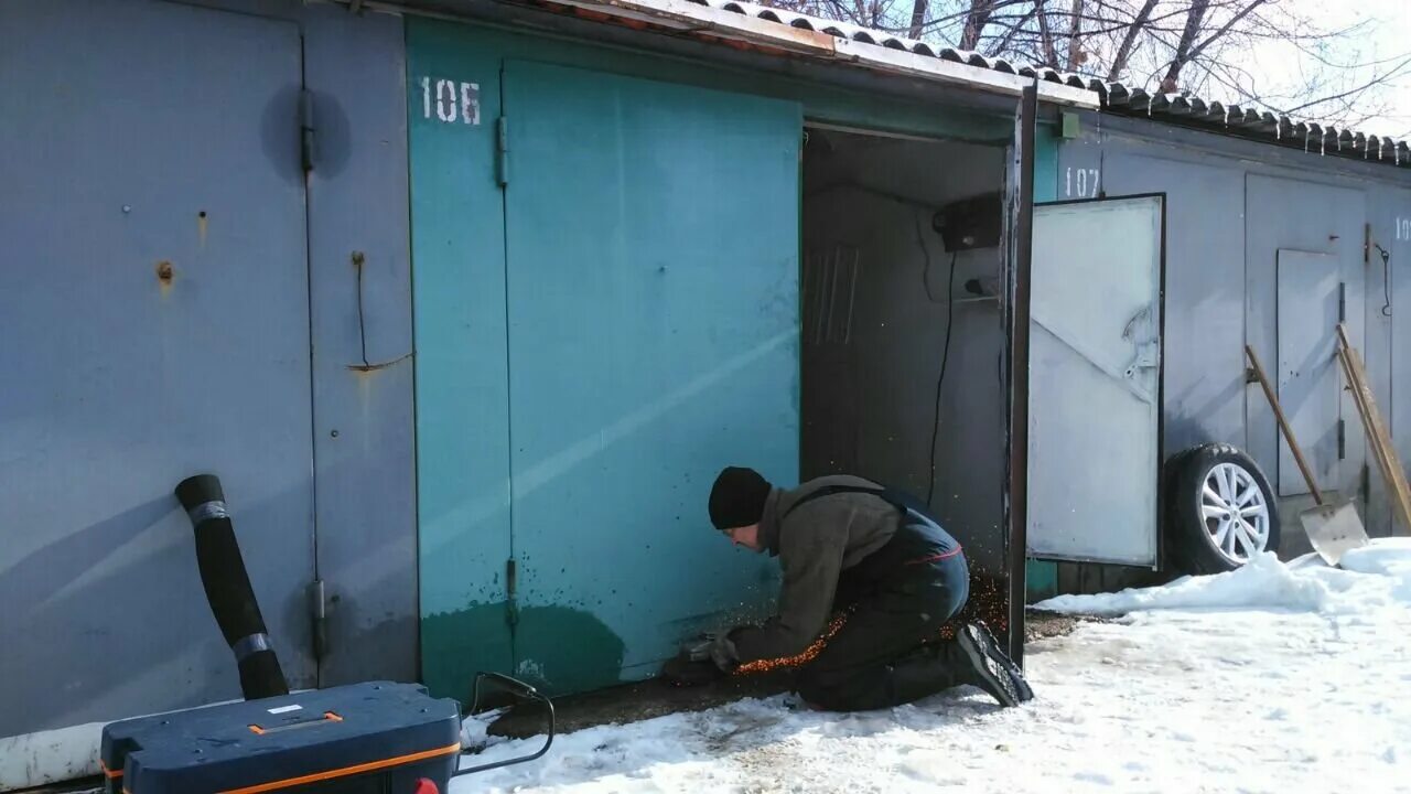 Сварка гаражных ворот. Порог на ворота гаража. Отделка ворот гаража. Обшивка ворот гаража осб. Подрезка ворот в гараже.