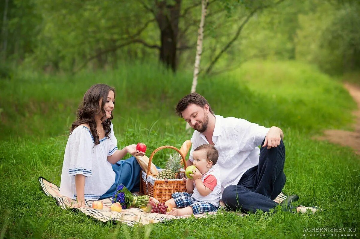 Пикник молодые. Летняя семейная фотосессия на природе. Семейный пикник на природе. Семейная фотосессия на природе пикник. Фотосессия на пикнике с корзинкой.