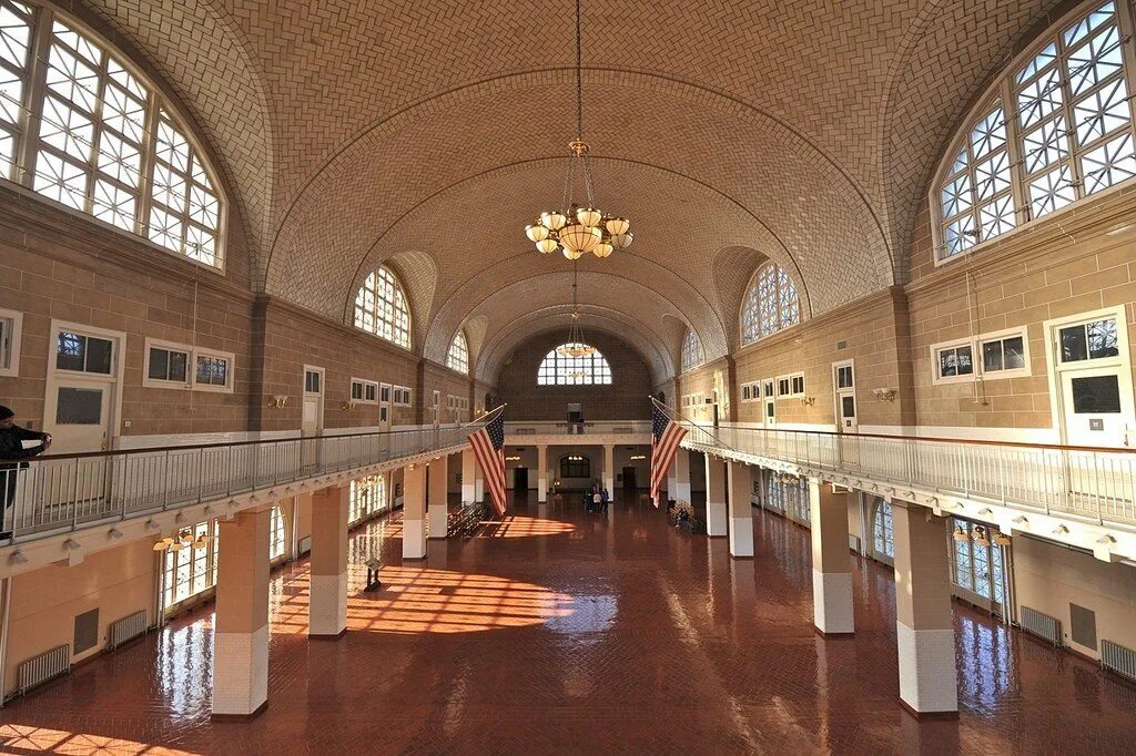 Ellis Island New York. Ellis Island Station. Остров Эллис земля любви фото здания внутри фото Америка.