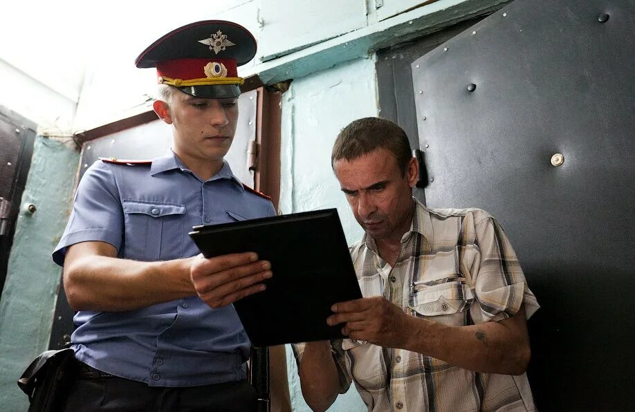 Дебошир что делать. Дебошир что делать. Задержанные в отделении полиции. Задержанные в отделении полиции. Дебоширы на борту самолета.