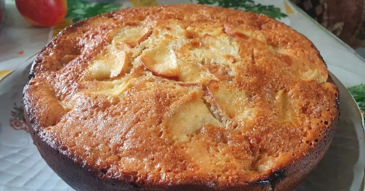 Рецепт шарлотки с яблоками в мультиварке пышный. Шарлотка с яблоками в мультиварке. шарлотка с яблоками в мультиварке пышная. шарлотка из яблок в мультиварке. яблочный пирог в мультиварке.