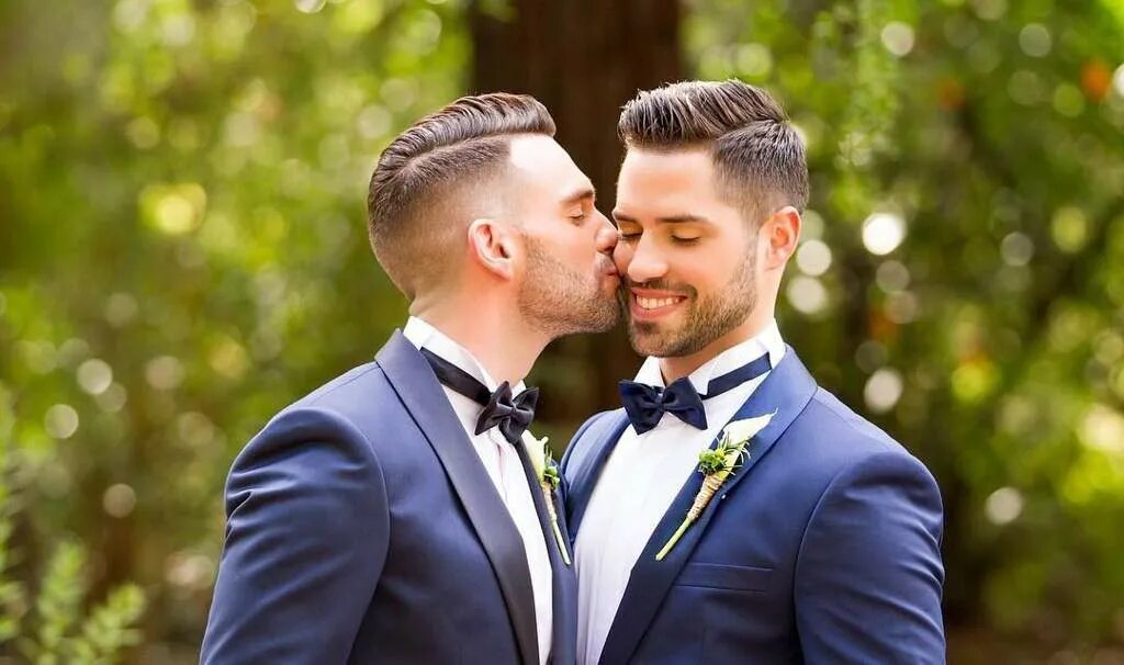 парни поженились. парни поженились. мужчина с мужчиной. однополые пары. однополые браки.