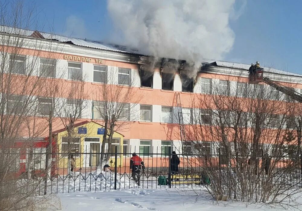 Горящий дом в астане. Детдом горит. пожар в детдоме. загорелся детский дом.