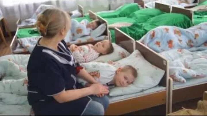 Сон воспитателя. Дети спят в детском саду. сонный час в детском саду. детский сад сон час воспитатель. укладывание спать в детском саду.