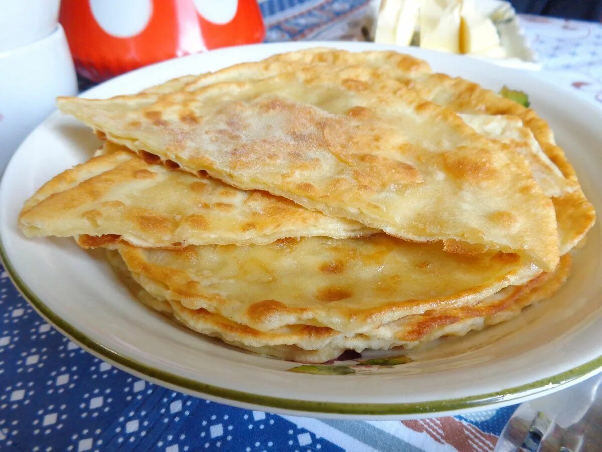 Лепешки из сырного теста. Лепешка с сыром. лепёшки с сыром на сковороде. сырная лепешка тонкая. сырные лепешки с начинкой.