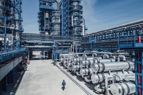 завод по переработке нефти