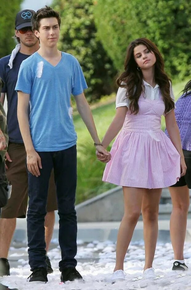 Nat Wolff selena Gomez. Парень Селены Гомес.