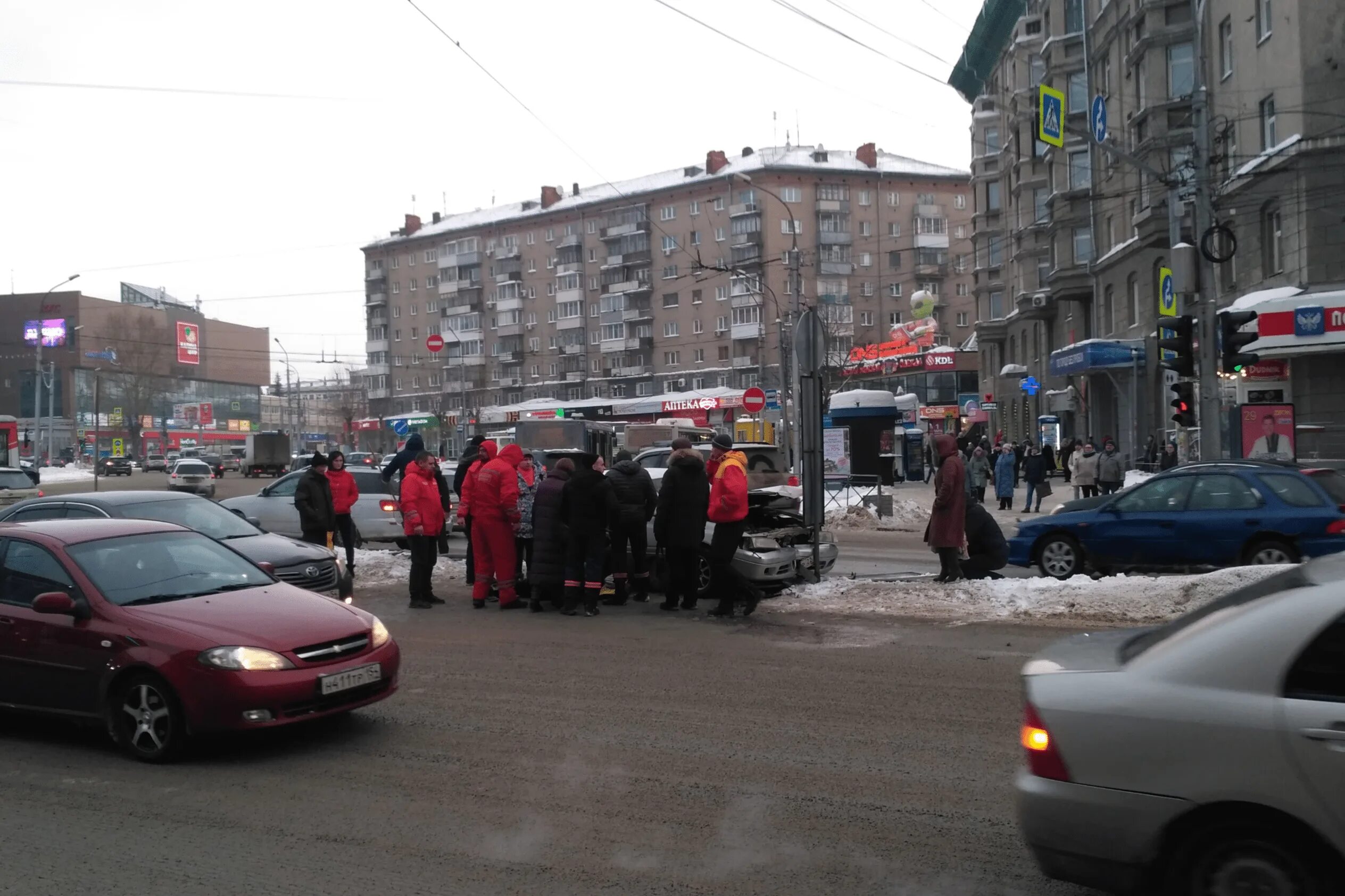 Происшествия новосибирск вчера и сегодня. Авария на площади Калинина. Авария на площади Калинина в Новосибирске. Авария на площади Калинина в Новосибирске сегодня. НГС Новосибирск ДТП вчера.