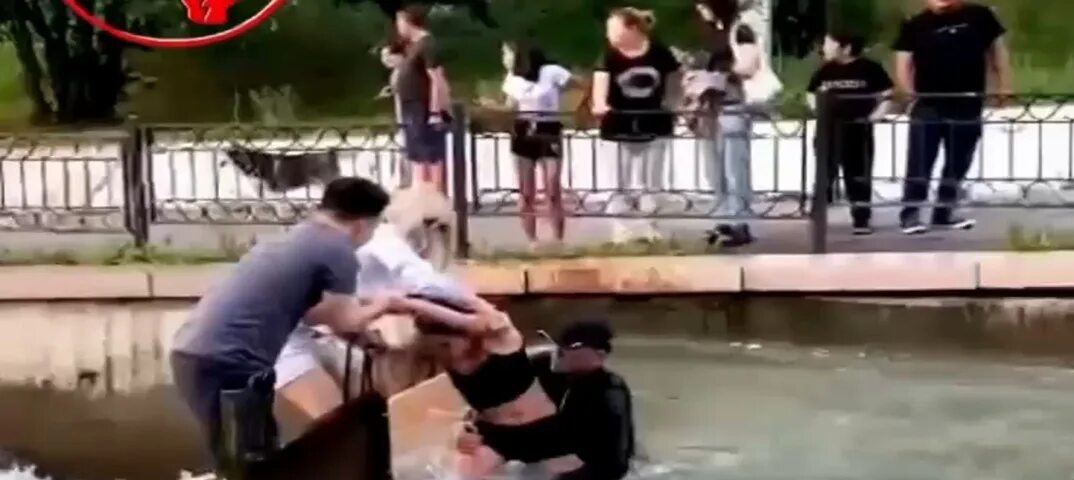 Герой спас девушку. Утопил девушку в бассейне. девушка у реки. девушка тонет.