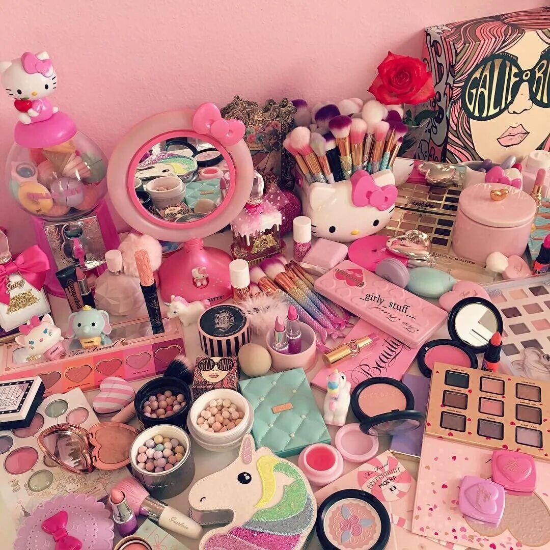 Очень много косметики. Декоративная косметика. Покажи всякую косметику. Покажи всякую косметику. Косметика.